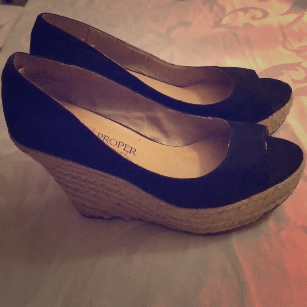 Black wedges